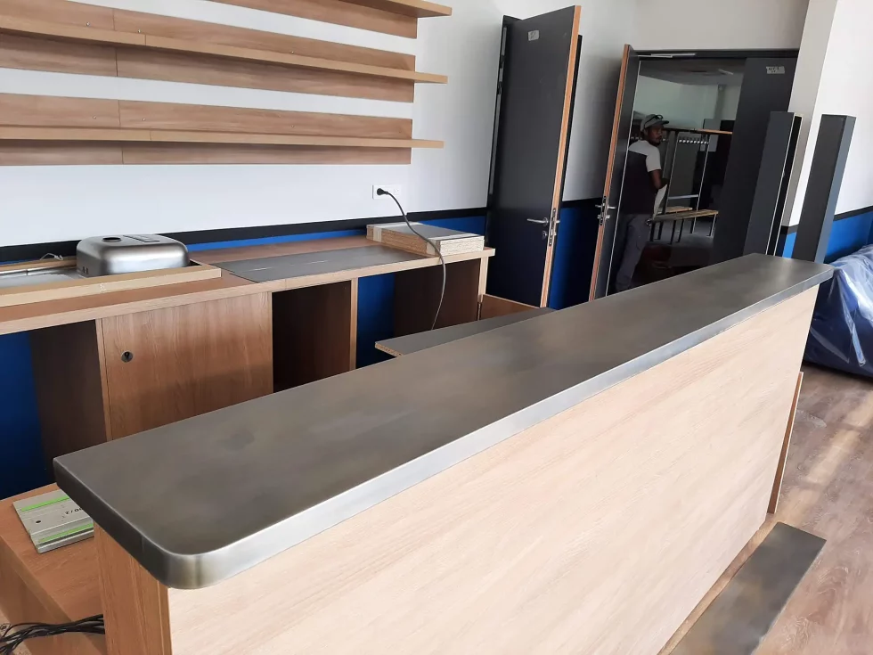 Fabrication de bar et piste de comptoir en cuivre, laiton et zinc