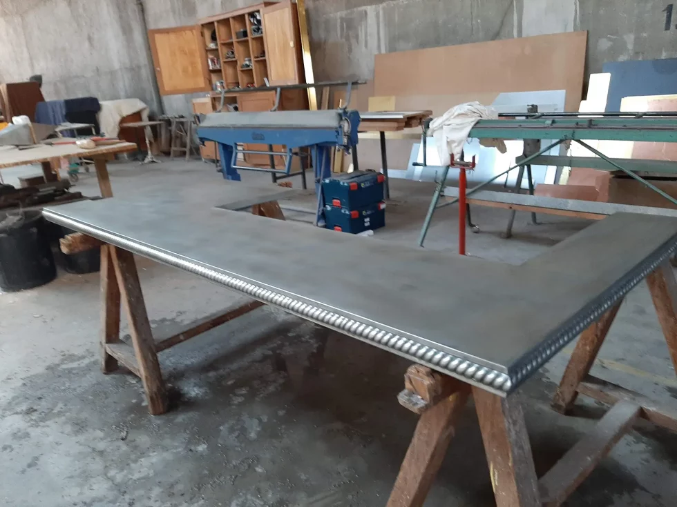 Fabrication de bar et piste de comptoir en cuivre, laiton et zinc sur mesure