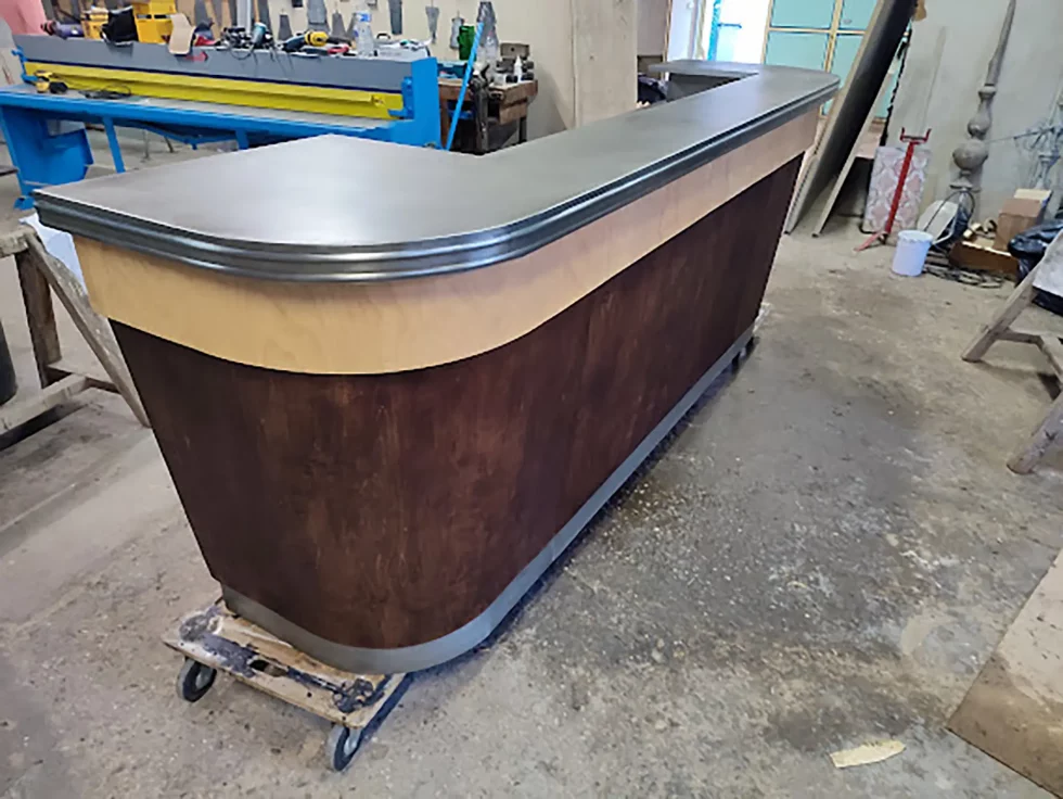 Fabrication de bar et piste de comptoir en cuivre, laiton et zinc