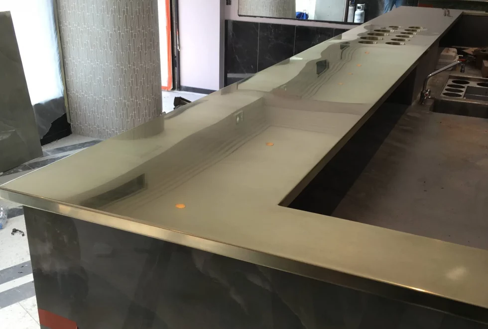 Fabrication de bar et piste de comptoir en cuivre, laiton et zinc