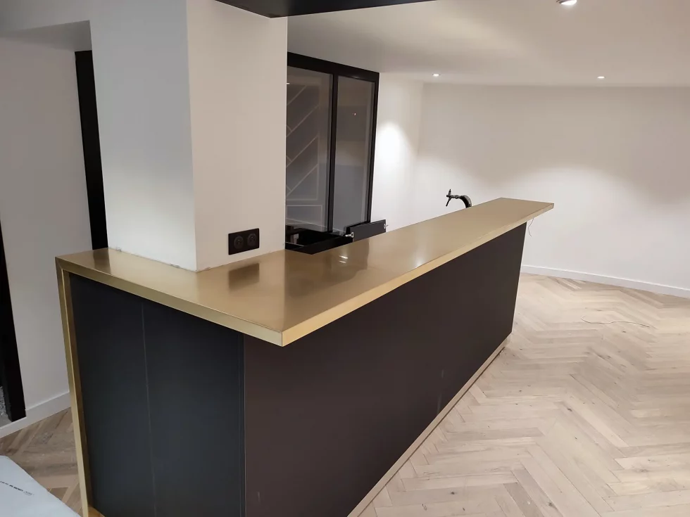 Fabrication de bar et piste de comptoir en cuivre, laiton et zinc