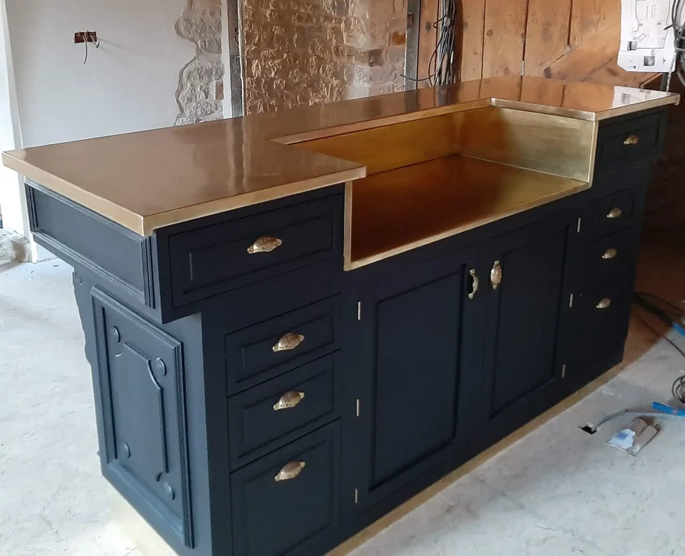 Fabrication de bar et piste de comptoir en cuivre, laiton et zinc